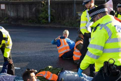 Boris Johnson slams ‘irresponsible crusties’ Insulate Britain for blocking roads as new powers to..