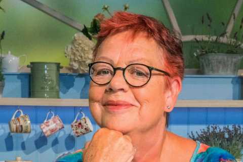What time does Bake Off: An Extra Slice tonight and who are the special guests?