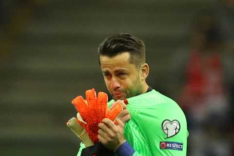 West Ham keeper Lukasz Fabianski in floods of tears and given guard of honour as ex-Arsenal man..