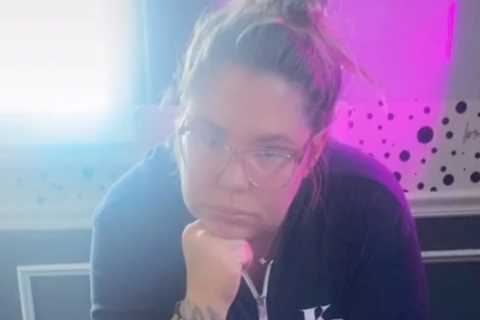 Teen Mom fans slam Kailyn Lowry for wearing Crocs, tall socks and sweats to office in new video