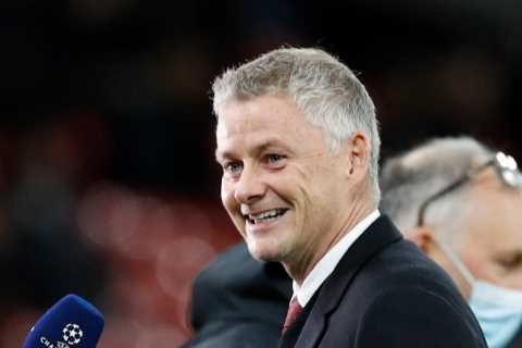 Jamie Carragher warns Solskjaer over ‘silly comment’ made to Man Utd fans after side were booed..