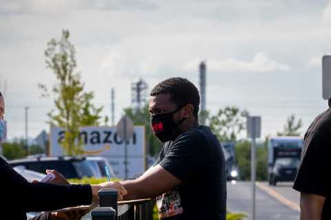 Amazon Workers on Staten Island Aim for Union Vote