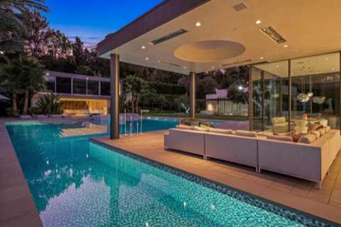 Selling Sunset $75M Beverly Hills mansion with massive pool &amp; outdoor kitchen STILL hasn’t sold ..