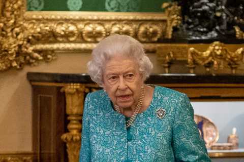Royal insiders slam claims Queen’s hospital stay was ‘covered up’ &amp; say public were ‘given..