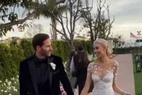 Inside Tarek El Moussa &amp; Heather Rae Young’s lavish wedding featuring flower arches &amp; walls ..