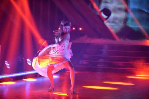 DWTS’ Olivia Jade DEFENDS Tyra Banks &amp; claims host is ‘killing it’ after fans demand she be..