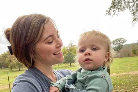 Joy-Anna Duggar returns from long getaway and embraces daughter Evelyn, 1, &amp; son Gideon, 3,..
