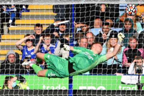 Watch Aaron Ramsdale deliver perfect response after Leicester fans chant ‘you’ll never play for..