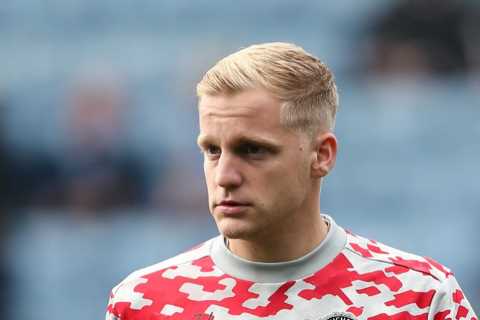 Donny van de Beek’s Man Utd team-mates ‘trying to help outcast midfielder seal transfer exit’