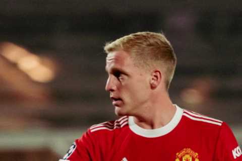 Donny van de Beek refusing to give up on Man Utd career as outcast midfielder posts defiant message ..