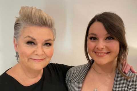 Dawn French poses with rarely seen niece Hannah – and fans can’t believe how alike they look