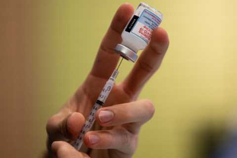 U.S. Urges Court Not to Block Vaccine Mandate on Employers