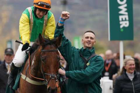 Yorkshire-trained Midnight Shadow bags huge prize for the North with Paddy Power Gold Cup success..