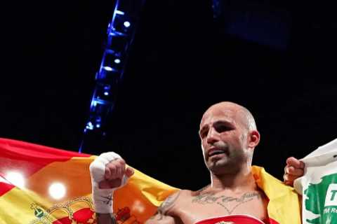 Watch Kid Galahad get brutally knocked out with first punch of the sixth as he loses title to Kiko..