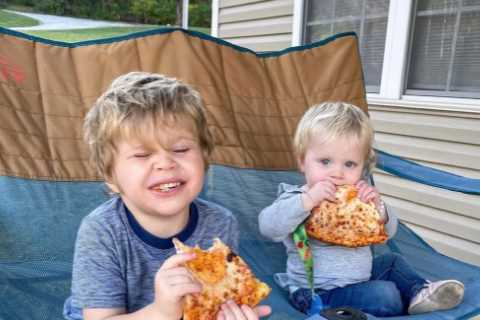 Joy-Anna Duggar slammed for giving son Gideon, 3, &amp; daughter Evy, 1, huge slices of pizza..
