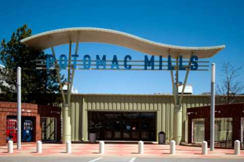 Is there a shooting at Potomac Mills Mall?