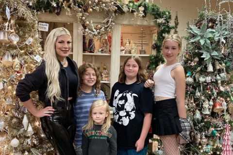 Tori Spelling excludes Dean McDermott from another festive family outing as she poses with her kids ..
