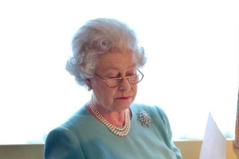 The Queen is looking for a letter writer… you’ll get paid £23k and don’t need ANY qualifications