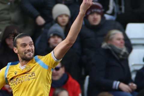 Andy Carroll scores for Reading on first start and performs amazing rowing celebration… with..