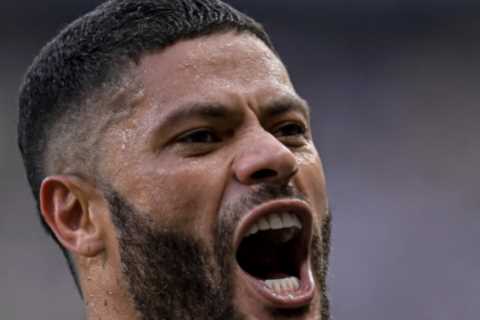 Hulk stars for Atletico Mineiro, while Martinelli scores for Arsenal, as clubs in Brazil favour..