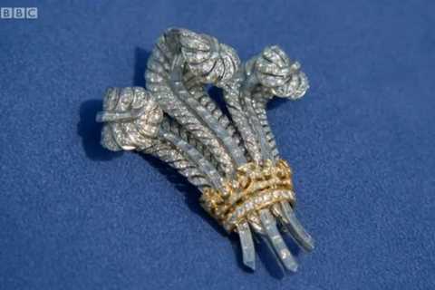 Antiques Roadshow expert gets BIG shock as she learns truth behind brooch dismissed as ‘costume..