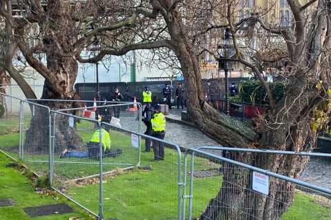Dramatic moment armed cops point rifle at suspect after he storms Parliament gates in major..