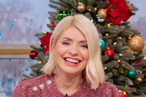 Holly Willoughby signs bumper deal to stay on This Morning for another two years