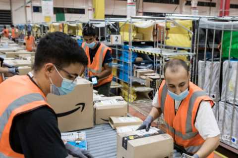 Amazon’s cloud computing outage disrupts its warehouse operations.