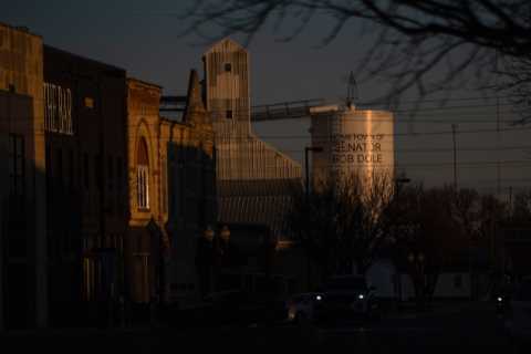 In Bob Dole’s Hometown, Kansans Grieve for the Man and His Political Style