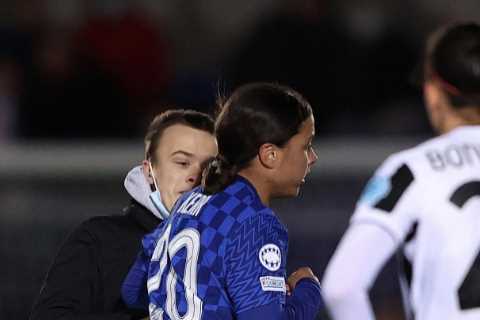 Watch Chelsea women’s star Sam Kerr brutally BODYSLAM  pitch invader to the ground… before getting..