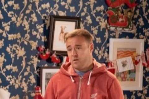 Coronation Street spoilers: Tyrone Dobbs kisses ex Fiz Stape at Christmas as she surprises him with ..