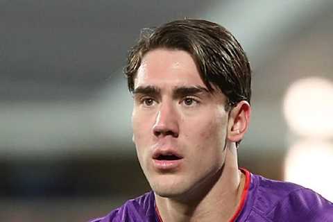 Arsenal suffer blow in transfer hunt for Dusan Vlahovic as Italy legend tells him to choose one of..