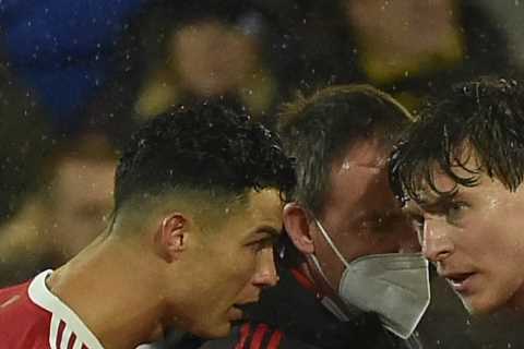 Victor Lindelof suffers worrying heart scare as Man Utd defender taken off vs Norwich after..