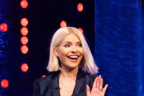 Holly Willoughby shocks as she swears recalling horrific moment to Jonathan Ross