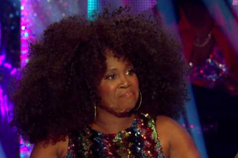 Strictly fans claim they’ve spotted ‘secret feud’ between judges after ‘catty’ comments and score..