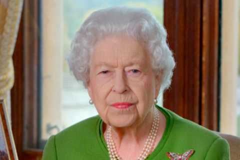 Queen misses church to stop Omicron ruining her big family Christmas celebrations