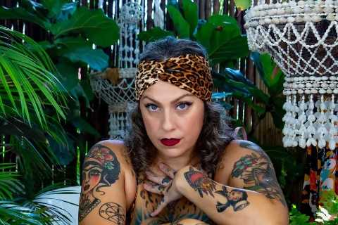 American Pickers’ Danielle Colby shares naked photo of herself in the bathtub as she teases new..