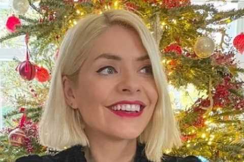 Holly Willoughby enjoys a boozy Snowball cocktail as she gears up for her first This Morning..