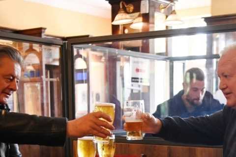 Boozers can extend their opening hours to mark Queen’s Platinum Jubilee next year