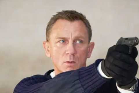 Daniel Craig ‘to receive special New Year’s honour usually re­served for spies’