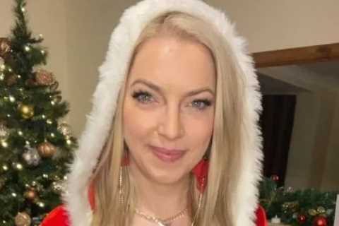Top BBC news reporter sets fans’ pulses racing with saucy Santa snap