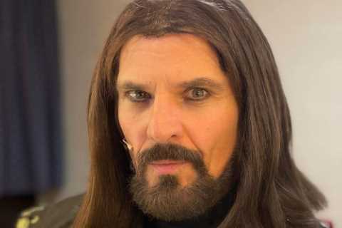Coronation Street legend unrecognisable after panto makeover with dark hair and beard – but can you ..