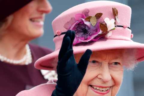 A royal farewell to 2021… Queen Elizabeth enjoys  celebrating New Year’s Eve by playing ‘lucky dip’ ..