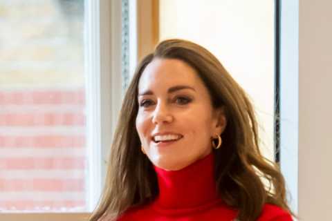Meghan must HATE how popular Kate has become as she turns 40…she is the beautiful Glinda to her..