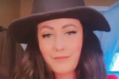 Teen Mom Jenelle Evans almost slips out of top in revealing new photo after star teased getting lip ..