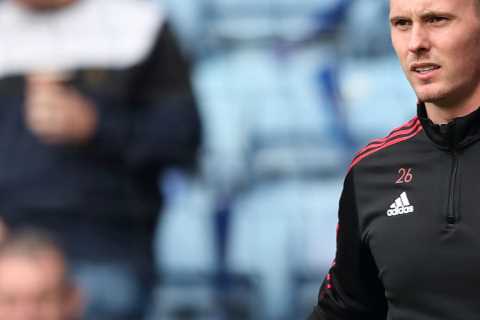 Dean Henderson tells Man Utd he wants to quit in loan transfer this month and get regular..