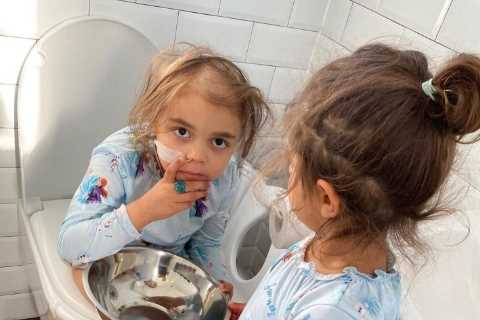 Heartbreaking photo shows cancer-stricken girl, 5, being comforted by her little sister 