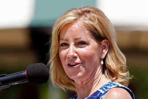 Tennis legend Chris Evert reveals she is battling ovarian cancer and has started chemotherapy to..