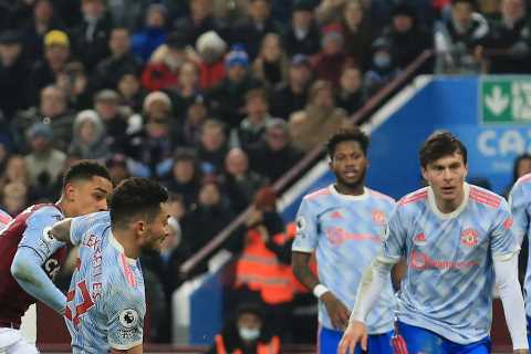 ‘Broken and rotten from top to bottom’ – Man Utd fans make feelings known to players and board with ..