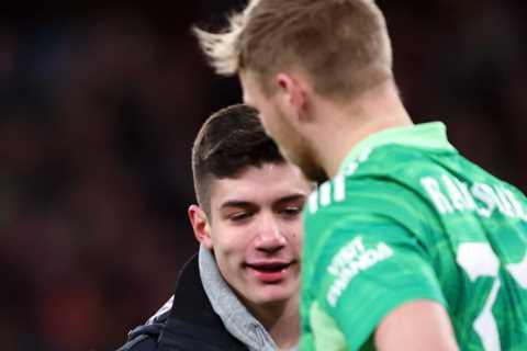 Angry Arsenal keeper Aaron Ramsdale snubs handshake with pitch invader during Carabao Cup defeat to ..